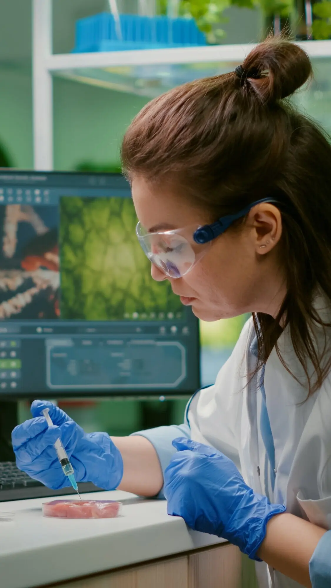 Химик вводит белок в веганское говяжье мясо с помощью медицинского шприца.